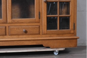 中古　美品　高級品　高島屋デパート取り扱い　ナラ無垢材　木目と格子扉が上品なサイドボード　定価約60万円　(R-091082)