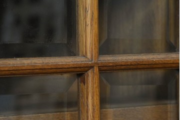 中古　美品　高級品　高島屋デパート取り扱い　ナラ無垢材　木目と格子扉が上品なサイドボード　定価約60万円　(R-091082)