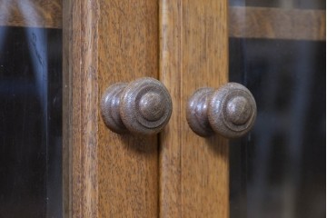 中古　美品　高級品　高島屋デパート取り扱い　ナラ無垢材　木目と格子扉が上品なサイドボード　定価約60万円　(R-091082)