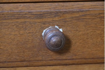 中古　美品　高級品　高島屋デパート取り扱い　ナラ無垢材　木目と格子扉が上品なサイドボード　定価約60万円　(R-091082)