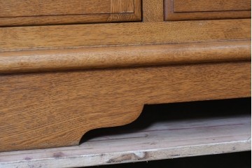 中古　美品　高級品　高島屋デパート取り扱い　ナラ無垢材　木目と格子扉が上品なサイドボード　定価約60万円　(R-091082)