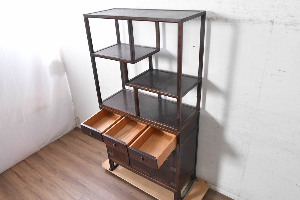 中古　美品　高島屋デパート取り扱い　民芸デザイン　互い違いの棚が個性的な朝鮮棚　定価約80万円　(R-091083)