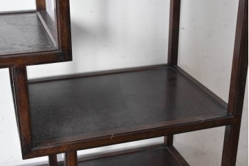 中古　美品　高島屋デパート取り扱い　民芸デザイン　互い違いの棚が個性的な朝鮮棚　定価約80万円　(R-091083)