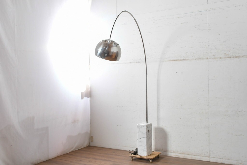 中古　美品　イタリア　FLOS(フロス)社　ARCO(アルコ)　大理石の土台がアクセントを添えるモダンなフロアスタンド　定価約44万円　(R-091086)