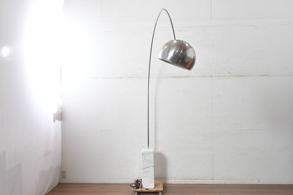 中古　美品　イタリア　FLOS(フロス)社　ARCO(アルコ)　大理石の土台がアクセントを添えるモダンなフロアスタンド　定価約44万円　(R-091086)
