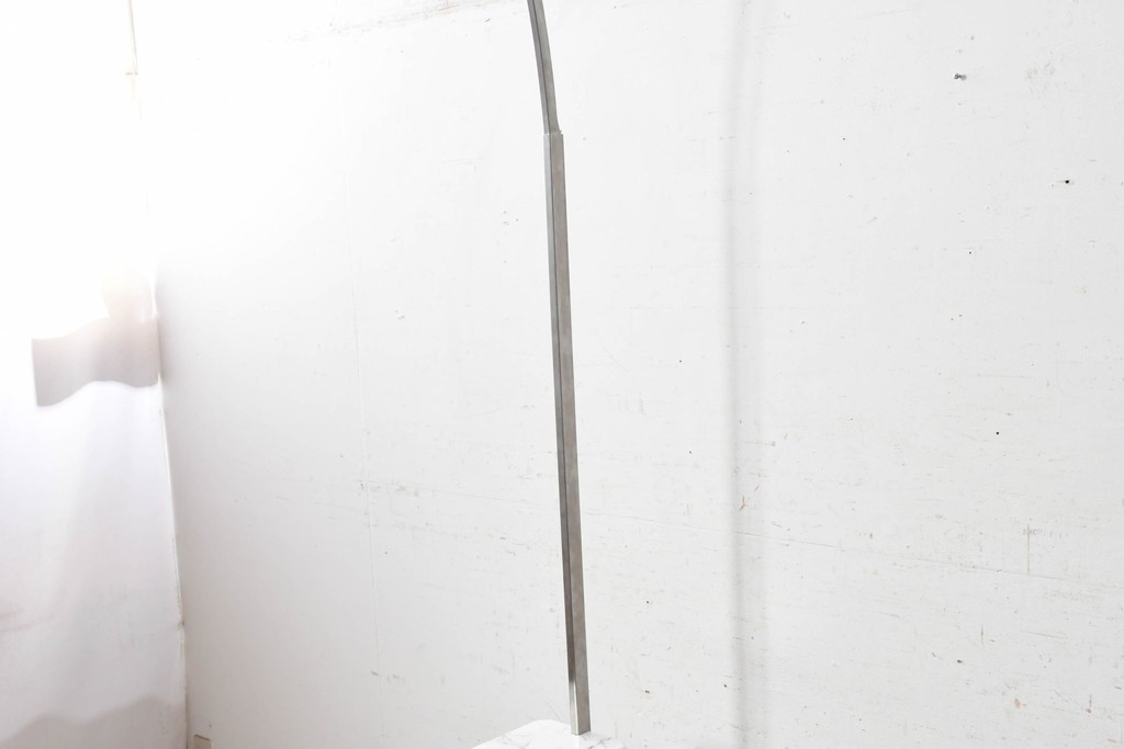 中古　美品　イタリア　FLOS(フロス)社　ARCO(アルコ)　大理石の土台がアクセントを添えるモダンなフロアスタンド　定価約44万円　(R-091086)