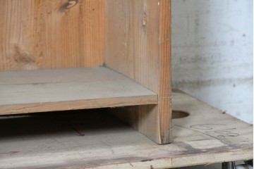 和製アンティーク　大正から昭和初期　素朴な木味を楽しめる薄型の飾り棚　(R-091087)