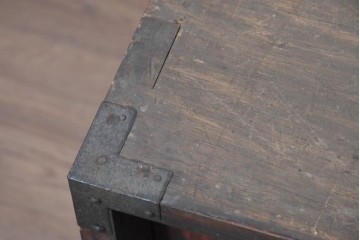 和製アンティーク　明治期　縁黒柿材　重厚な金具使いが印象的な引き戸の時代箪笥ローボード　(R-091088)
