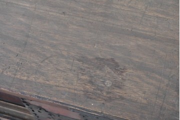 和製アンティーク　明治期　縁黒柿材　重厚な金具使いが印象的な引き戸の時代箪笥ローボード　(R-091088)