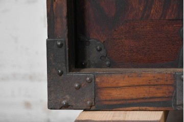和製アンティーク　明治期　縁黒柿材　重厚な金具使いが印象的な引き戸の時代箪笥ローボード　(R-091088)