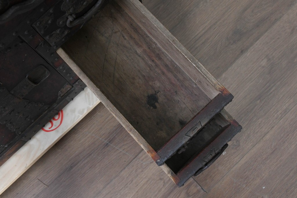 和製アンティーク　明治期　時代箪笥　縁黒柿材　重厚な金具使いと豊富な収納が魅力の帳場小箪笥　(R-091089)