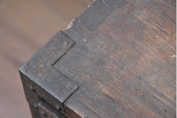 和製アンティーク　明治期　時代箪笥　縁黒柿材　重厚な金具使いと豊富な収納が魅力の帳場小箪笥　(R-091089)
