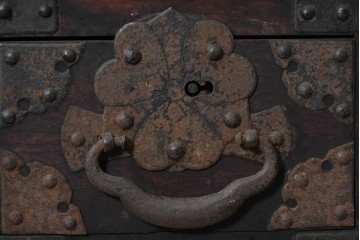 和製アンティーク　明治期　時代箪笥　縁黒柿材　重厚な金具使いと豊富な収納が魅力の帳場小箪笥　(R-091089)