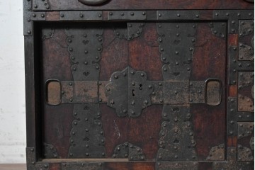 和製アンティーク　明治期　時代箪笥　縁黒柿材　重厚な金具使いと豊富な収納が魅力の帳場小箪笥　(R-091089)