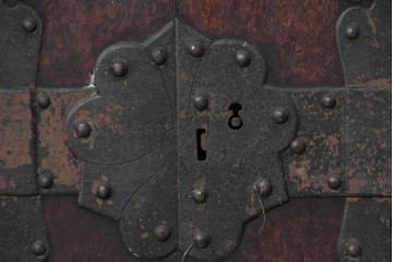 和製アンティーク　明治期　時代箪笥　縁黒柿材　重厚な金具使いと豊富な収納が魅力の帳場小箪笥　(R-091089)