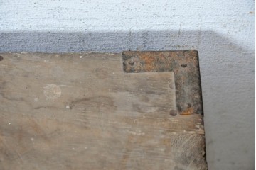 和製アンティーク　明治期　時代箪笥　縁黒柿材　重厚な金具使いが印象的な帳場小箪笥　(R-091090)