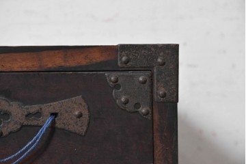 和製アンティーク　明治期　時代箪笥　縁黒柿材　重厚な金具使いが印象的な帳場小箪笥　(R-091090)