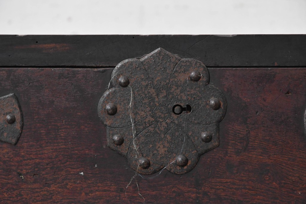 和製アンティーク　明治期　時代箪笥　縁黒柿材　重厚な金具使いが印象的な帳場小箪笥　(R-091090)