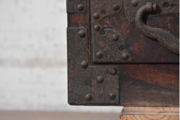 和製アンティーク　明治期　時代箪笥　縁黒柿材　重厚な金具使いが印象的な帳場小箪笥　(R-091090)