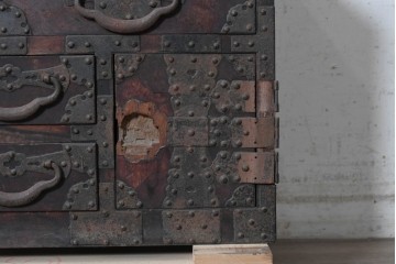 和製アンティーク　明治期　時代箪笥　縁黒柿材　重厚な金具使いが印象的な帳場小箪笥　(R-091090)