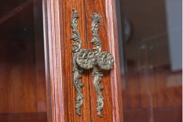 中古　最高級!!　花梨無垢材　華やかな彫刻を贅沢に配したガラス扉のキャビネット　定価約200万円　(R-091091)