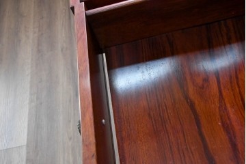 中古　最高級!!　花梨無垢材　華やかな彫刻を贅沢に配したガラス扉のキャビネット　定価約200万円　(R-091091)