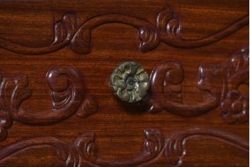 中古　最高級!!　花梨無垢材　華やかな彫刻を贅沢に配したガラス扉のキャビネット　定価約200万円　(R-091091)