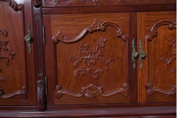 中古　最高級!!　花梨無垢材　華やかな彫刻を贅沢に配したガラス扉のキャビネット　定価約200万円　(R-091091)