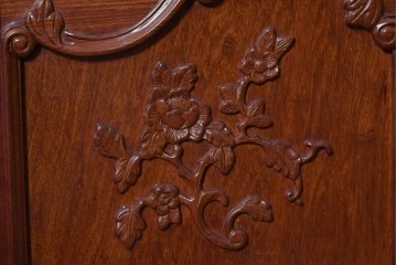 中古　最高級!!　花梨無垢材　華やかな彫刻を贅沢に配したガラス扉のキャビネット　定価約200万円　(R-091091)