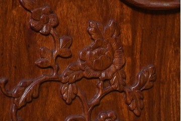 中古　最高級!!　花梨無垢材　華やかな彫刻を贅沢に配したガラス扉のキャビネット　定価約200万円　(R-091091)