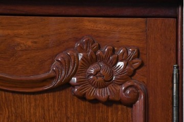 中古　最高級!!　花梨無垢材　華やかな彫刻を贅沢に配したガラス扉のキャビネット　定価約200万円　(R-091091)