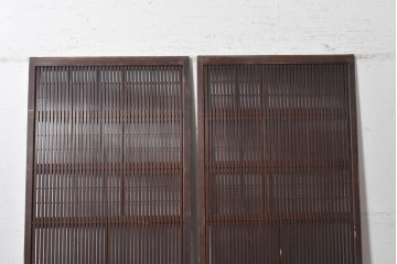 アンティーク建具　明治から大正期　細かな縦格子に裏障子枠付きの格子戸2枚セット　(R-091092)