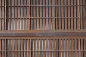 アンティーク建具　明治から大正期　細かな縦格子に裏障子枠付きの格子戸2枚セット　(R-091092)