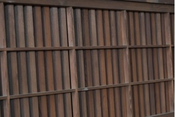 アンティーク建具　明治から大正期　細かな縦格子に裏障子枠付きの格子戸2枚セット　(R-091092)