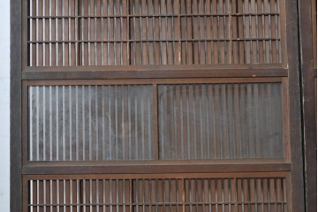 アンティーク建具　明治から大正期　細かな縦格子に裏障子枠付きの格子戸2枚セット　(R-091092)