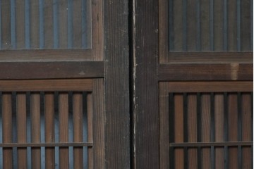 アンティーク建具　明治から大正期　細かな縦格子に裏障子枠付きの格子戸2枚セット　(R-091092)