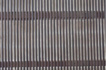 アンティーク建具　大正から昭和初期　幅広で存在感のある裏障子付き格子扉1枚　(R-091093)