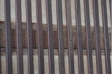 アンティーク建具　大正から昭和初期　幅広で存在感のある裏障子付き格子扉1枚　(R-091093)