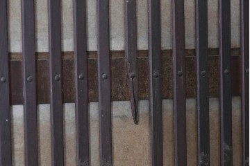 アンティーク建具　大正から昭和初期　幅広で存在感のある裏障子付き格子扉1枚　(R-091093)