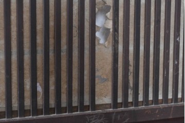 アンティーク建具　大正から昭和初期　幅広で存在感のある裏障子付き格子扉1枚　(R-091093)