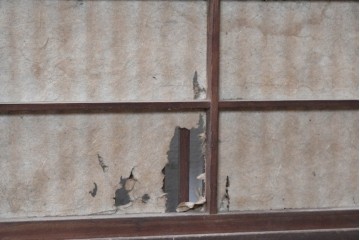 アンティーク建具　大正から昭和初期　幅広で存在感のある裏障子付き格子扉1枚　(R-091093)