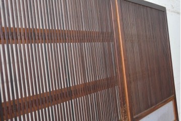 アンティーク建具　昭和初期　細身の縦桟が連なる裏障子付き格子戸2枚セット　(R-091097)