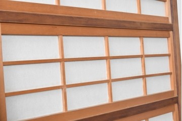 アンティーク建具　昭和初期　細身の縦桟が連なる裏障子付き格子戸2枚セット　(R-091097)