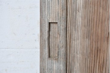 アンティーク建具　大正から昭和初期　杉材　木目の力強さが引き立つ重厚な蔵戸1枚　(R-091100)