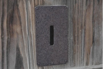 アンティーク建具　大正から昭和初期　杉材　木目の力強さが引き立つ重厚な蔵戸1枚　(R-091100)