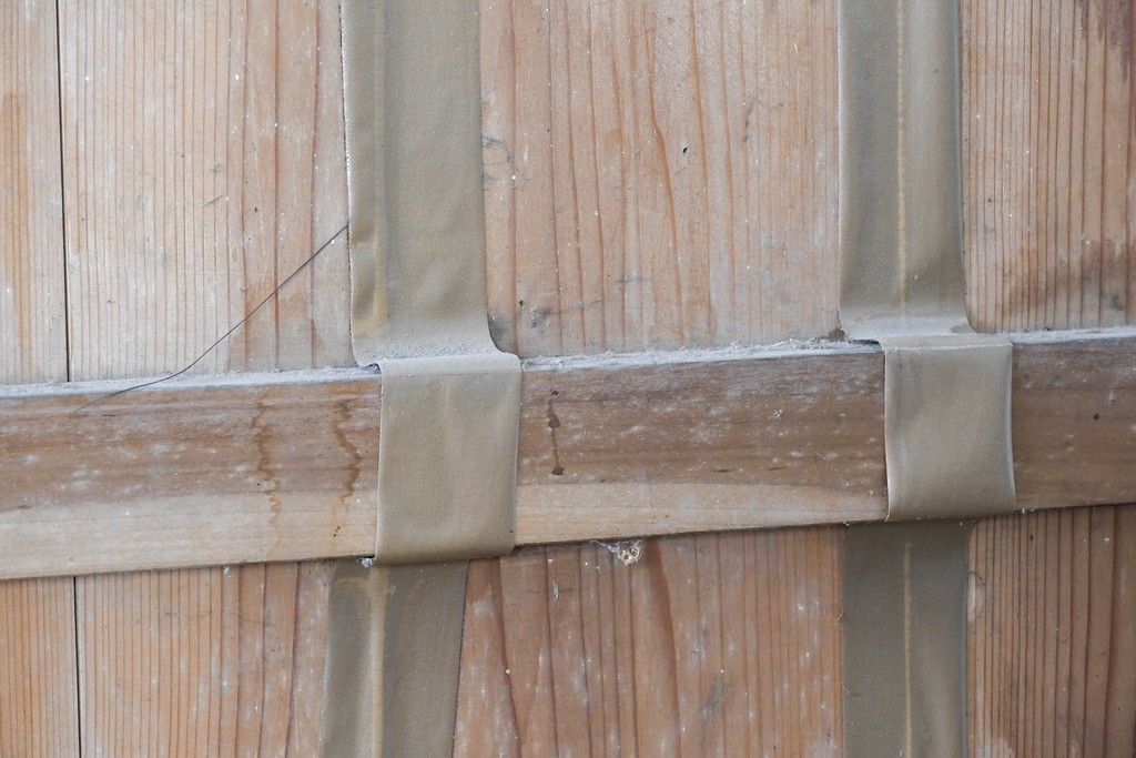 アンティーク建具　大正から昭和初期　杉材　木目の力強さが引き立つ重厚な蔵戸1枚　(R-091100)