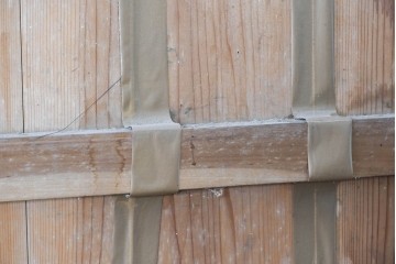 アンティーク建具　大正から昭和初期　杉材　木目の力強さが引き立つ重厚な蔵戸1枚　(R-091100)