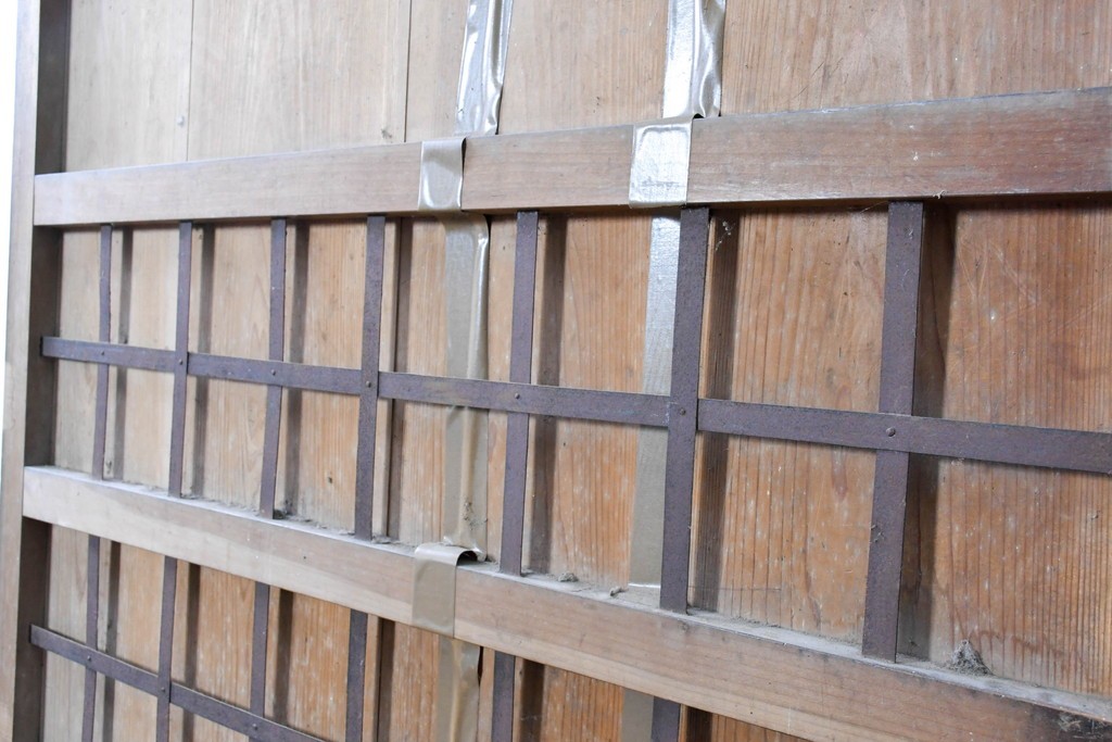 アンティーク建具　大正から昭和初期　杉材　木目の力強さが引き立つ重厚な蔵戸1枚　(R-091100)