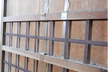 アンティーク建具　大正から昭和初期　杉材　木目の力強さが引き立つ重厚な蔵戸1枚　(R-091100)