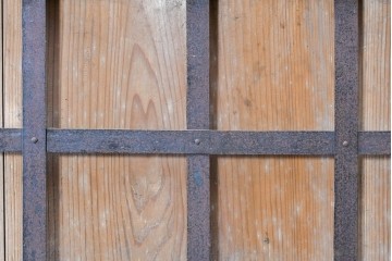 アンティーク建具　大正から昭和初期　杉材　木目の力強さが引き立つ重厚な蔵戸1枚　(R-091100)